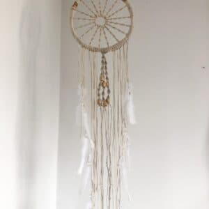 Atrapa sueños con plumas hecho en macramé - imagen 1