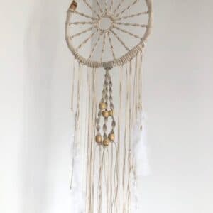 Atrapa sueños con plumas hecho en macramé - imagen 2