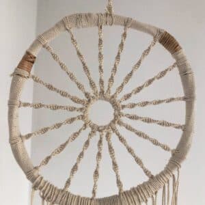 Atrapa sueños con plumas hecho en macramé - imagen 3