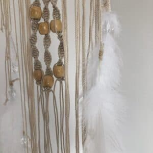 Atrapa sueños con plumas hecho en macramé - imagen 4