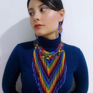 Collar mostacilla checa un producto artesanal 100% Colombiano, Pilui Marketplace el primer marketplace que se enfoca en promover productos 100% Colombianos
