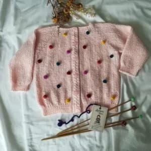 Saquito para niña hecho a mano - imagen 1