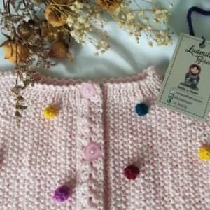 Saquito para niña hecho a mano - imagen 2