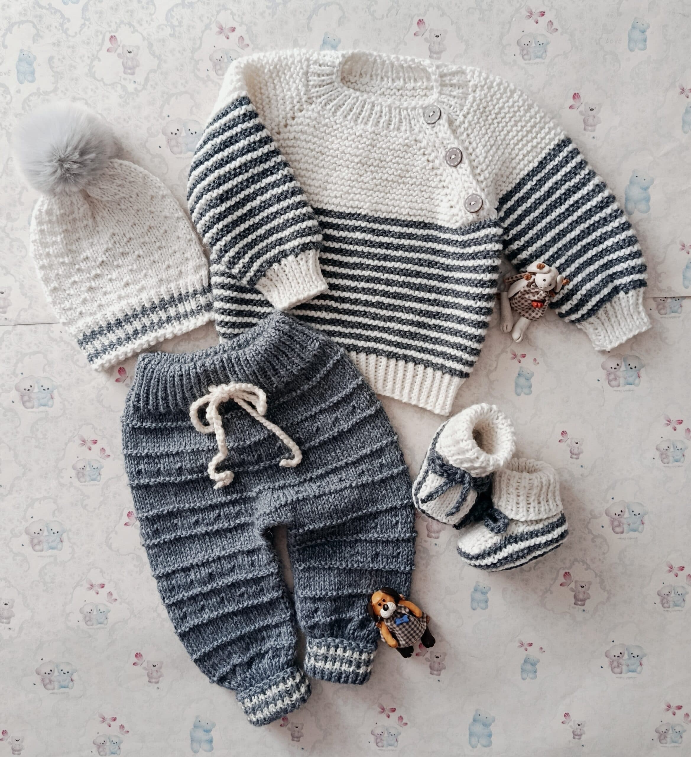 Conjunto unisex hecho a mano en dos agujas talla 3-6 meses