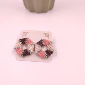 Aretes de topos Miyuki elaborados en delicas de miyuki con técnica artesanal de peyote triangular.